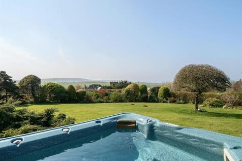Hot Tub  &amp; Garden