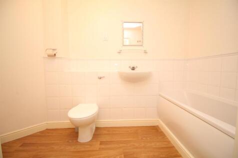 5 Riverbank Way Family Bathroom.JPG