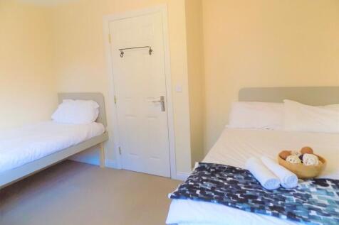 Bright and tidy double bedroom featuring two be...