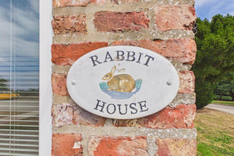 Rabbit House sign