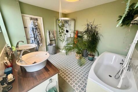 Bathroom 2.jpg