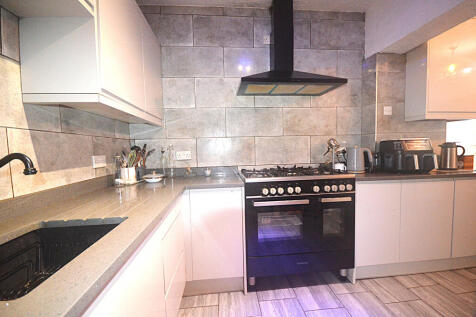 Five bedroom Bungalow to rent Wolseley Road, Romf