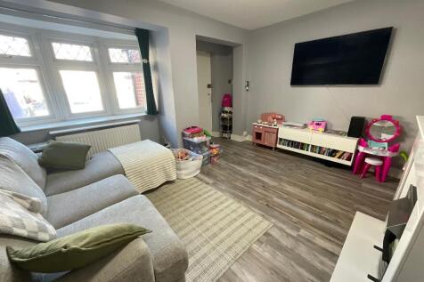 LIVING ROOM 13'3 x 12'8