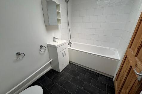 Front Lane, Upminster, RM14 photo 5