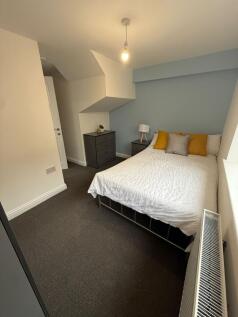 Bright, well-presented bedroom with a comfy dou...
