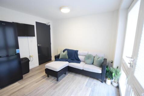 27/28 - Apt 13, Brayford Court - Student Apartment photo 3