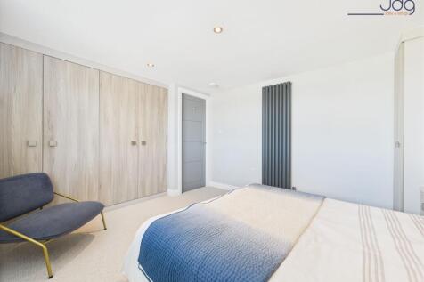 Double Bedroom with built in wardrobes 1
