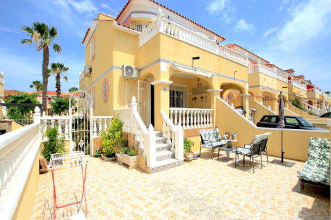 Lo Crispen Townhouse with communal pools and a private roof solarium