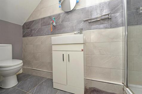 En-suite Shower Room / WC:
