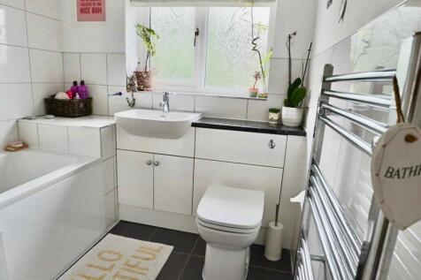 Luxury Bathroom (rear)