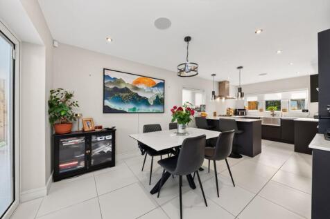 OPEN-PLAN DINING KITCHEN