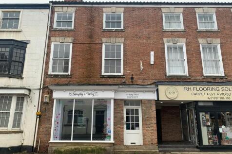 Retail Property (high street) to rent in tadcaster