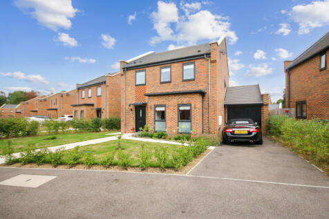 Crawley, RH10 - property photo