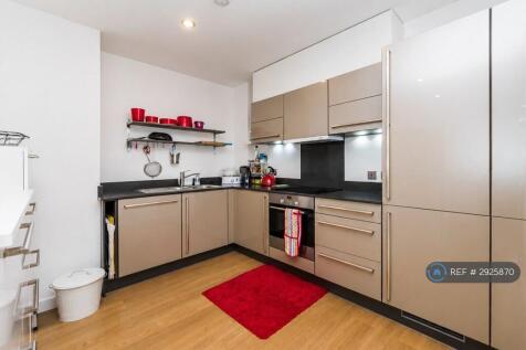 Fully Fitted Modern Kitchen With Appliances