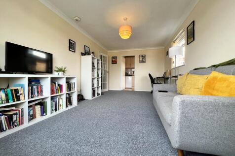 Wallace Avenue, Worthing, BN11 photo 2