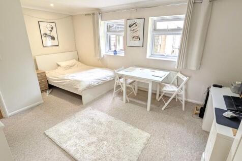 Woking, Surrey, GU21 photo 3