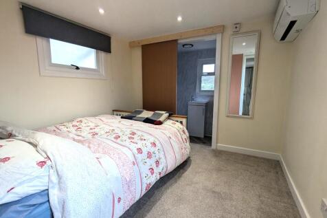 Romsey   School Road   FURNISHED photo 4