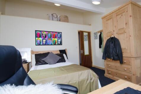 Bright, well-furnished double bedroom with a co...