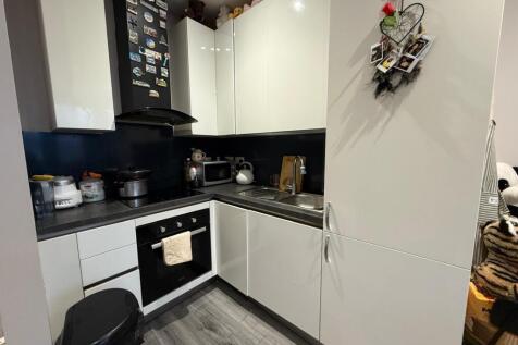 Quilters Way, Stoke Mandeville, AYLESBURY photo 3