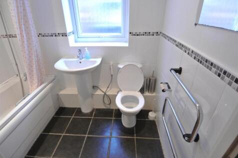 5HC - Bathroom2.JPG