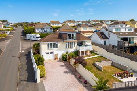 Generous Garden &amp; Driveway
