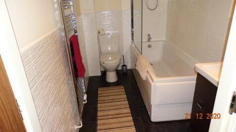 Bathroom (LL photo)