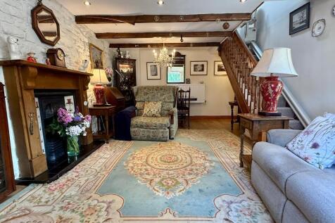 Sitting room with dining table beyond