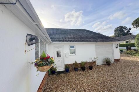 Meadow Close, West Parley, Ferndown photo 2