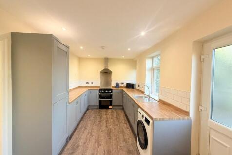 3 bed semi-detached house to rent Mosslea Road, L