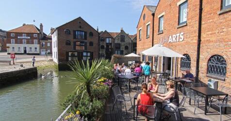 Quay Arts Centre and the River Medina within walki