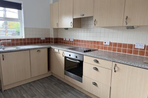 2-bed flat on Crown House Apartments, Old Croxton Road, Thetford, £1,000/mo