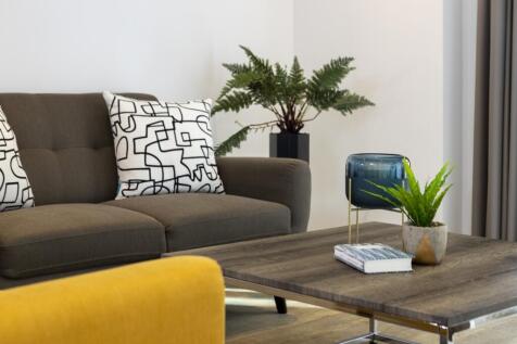 Modern two bedroom apartment with one bathroom located in Birmingham City Centre available now! Just a short 10 minute walk from the Bullring and New Street Station and only a 5 minute walk from both 