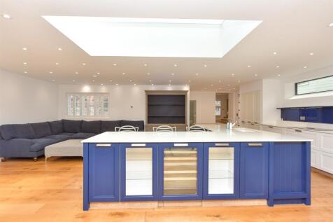 Kitchen/ Dining Area