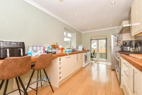 Kitchen/ Breakfast Area