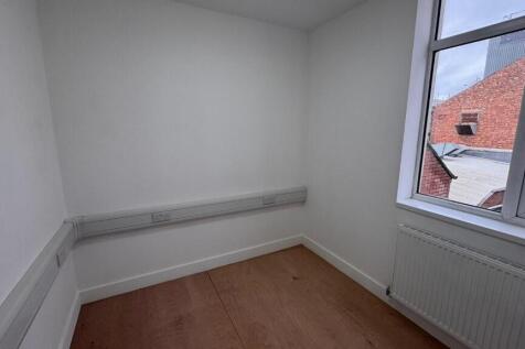 Retail Property (high street) to rent Image 4