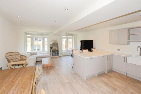 DEPOSIT FREE OPTION AVAILABLE | AVAILABLE 9TH JULY | FULLY FURNISHED A stunning two bedroom duplex apartment offering generous proportions throughout at over 1330sqft, situated in the exclusive and lu