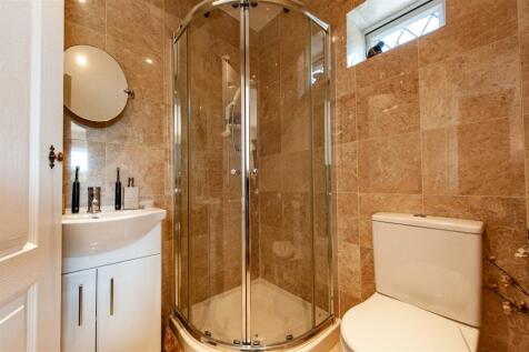 Principal Bedroom En-suite.jpg