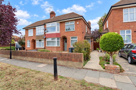 Inverness Avenue, Enfield, EN1 3NX-front