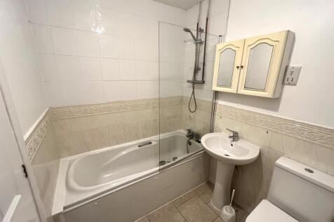 Rodyard Way, Parkside Bathroom.jpeg