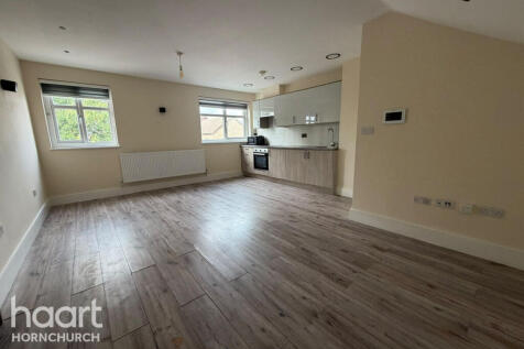 2-bed flat on Hornchurch Road, HORNCHURCH, £1,750/mo