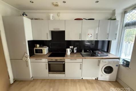 5 bedroom Flat for rent