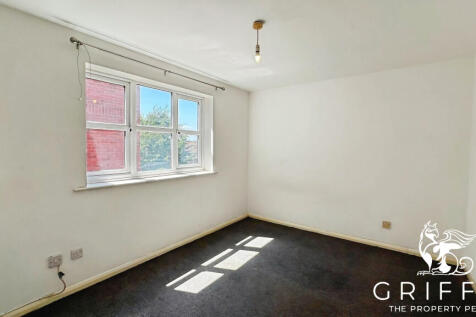 Falcon Avenue, Grays, RM17 photo 4