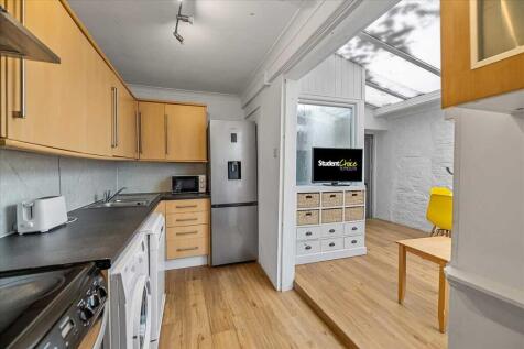 4-bed terraced on Oxford Place, Plymouth, £500/mo
