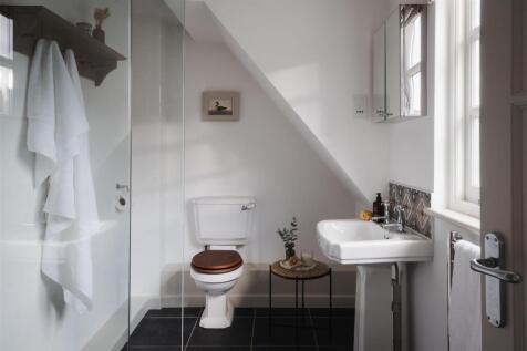 BR-29 Master bedroom enquite loo.jpg