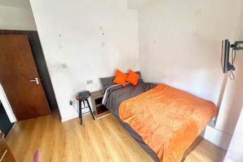 6-bed terraced on Ashville Avenue, Hyde Park, Leeds, £2,912/mo