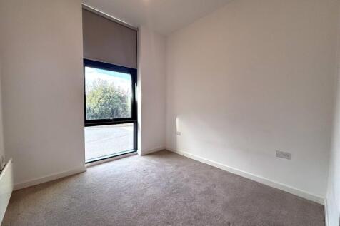 Lakeside Close, Staines-upon-Thames, Surrey, TW18 photo 4