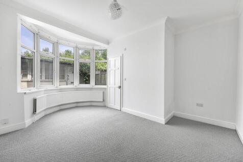 Ground Floor Flat, Elmhurst Drive, South Woodford, E18 photo 3