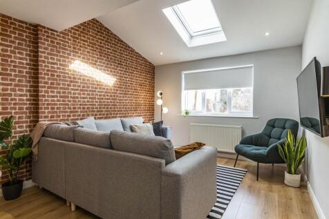 6-bed semi-detached on Rolleston Drive, Nottingham, NG7, £4,693/mo