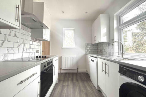 3 Bedroom Maisonette - Newly Refurbished