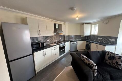 2-bed flat on Saxmundham, Suffolk, £1,600/mo